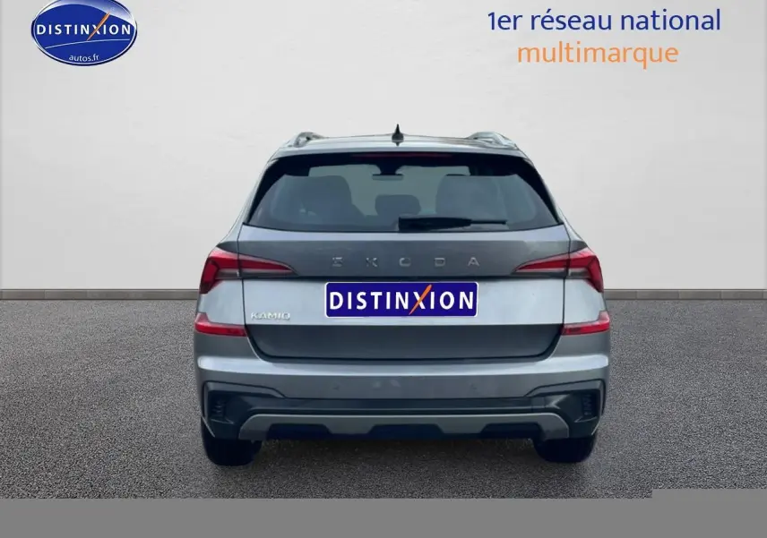 Vue arrière d'un Skoda Kamiq gris 2025 avec feux arrière LED et barres de toit visibles.