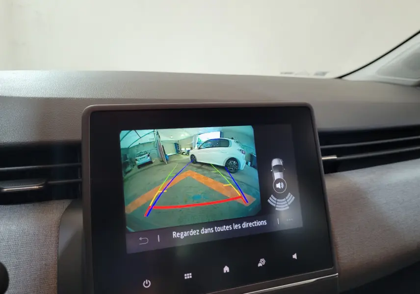 Écran tactile central montrant la caméra de recul avec guidage, intérieur gris clair de Renault Clio 2025 Evolution Blue dCi.