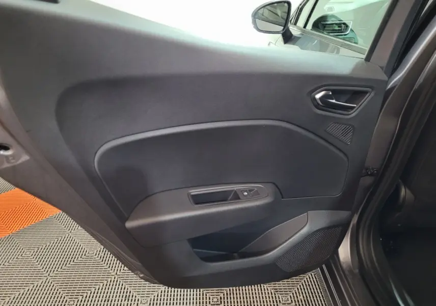 Vue intérieure de la porte avant gauche gris foncé de la Renault Clio Evolution Blue dCi 100 avec commande de vitre.