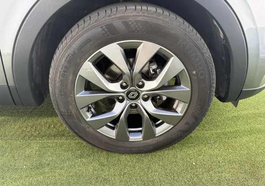 Gros plan sur la jante alliage grise 17 pouces du côté gauche d’un Renault Arkana gris métallisé.