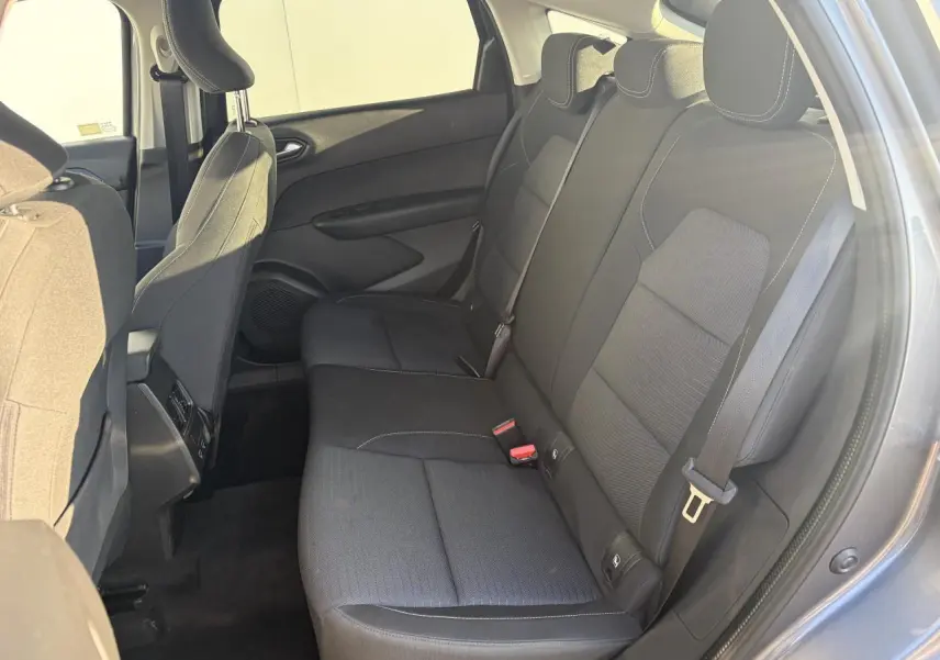 Vue intérieure côté droit sur la banquette arrière noire du Renault Arkana gris métallisé, avec ceinture de sécurité visible.