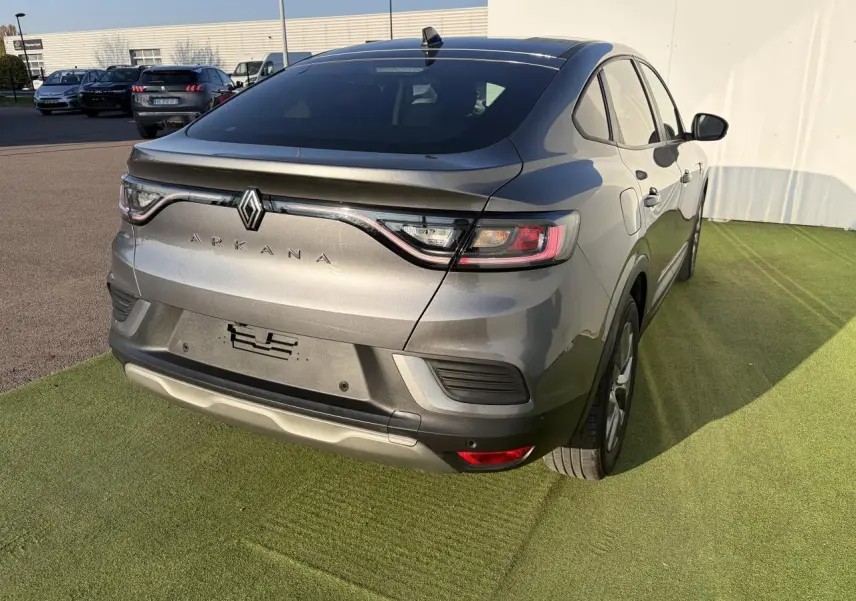 Vue 3/4 arrière droite d'une Renault Arkana gris métallisé 2025 avec feux LED et jantes alliage grises 17 pouces.