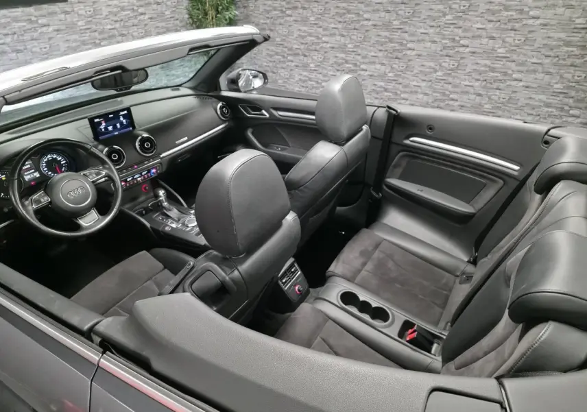 Vue intérieure de l'Audi A3 Cabriolet gris 2015, montrant les sièges en cuir/Alcantara et le tableau de bord moderne.