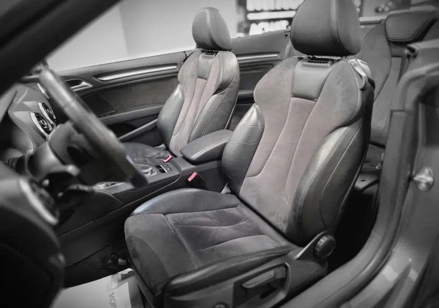 Vue intérieure côté conducteur de l'Audi A3 Cabriolet 2015 avec sièges sport en Alcantara et cuir gris.