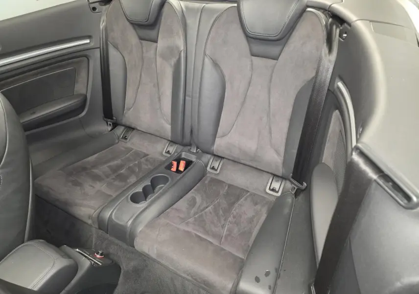 Vue arrière intérieure des sièges arrière en Alcantara et cuir gris foncé de l'Audi A3 Cabriolet 2015.