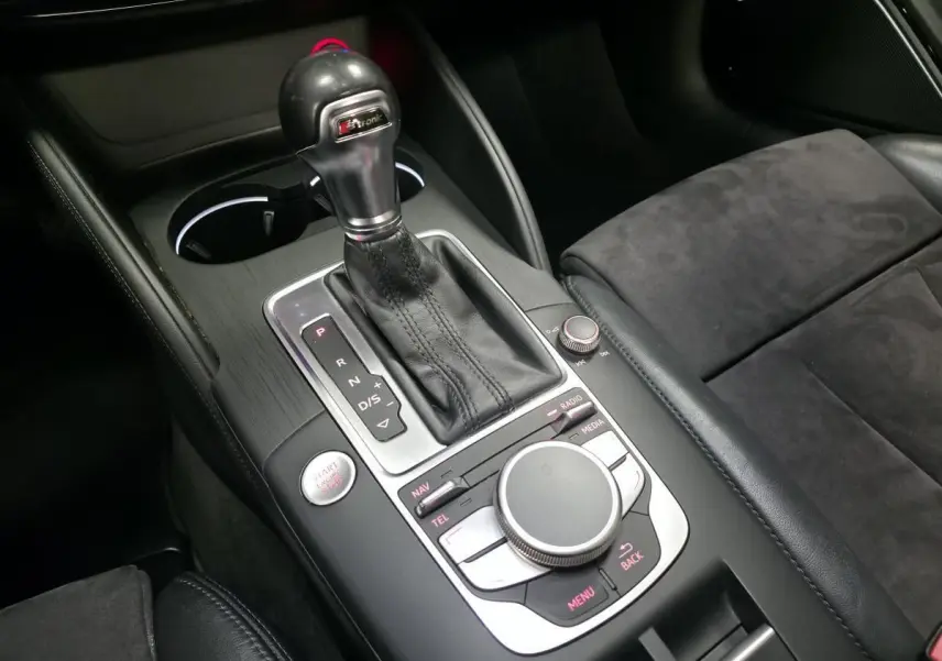Gros plan sur la console centrale et levier de vitesse automatique de l'Audi A3 Cabriolet gris avec sellerie alcantara/cuir.