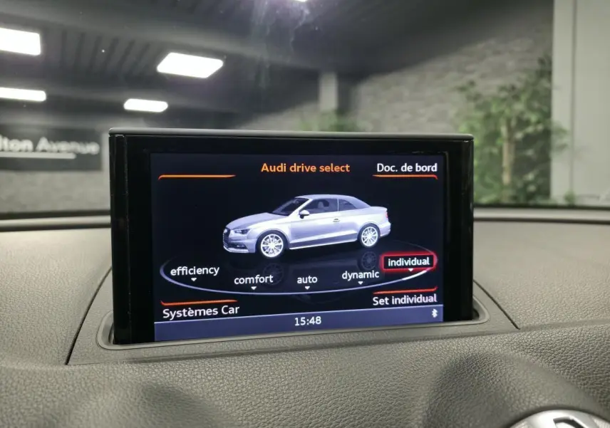 Écran MMI affichant le mode Audi drive select avec illustration d'une Audi A3 Cabriolet gris vue de profil droit.