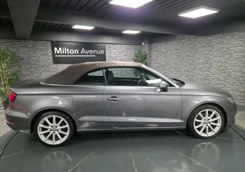 Audi A3 Cabriolet gris vue de profil côté gauche avec capote tissu fermée et jantes sport 18 pouces en aluminium.