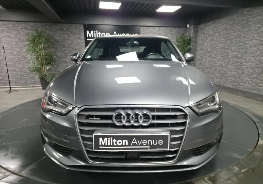 Vue avant d'une Audi A3 Cabriolet gris métallisé, mettant en valeur la calandre Singleframe et les phares LED.