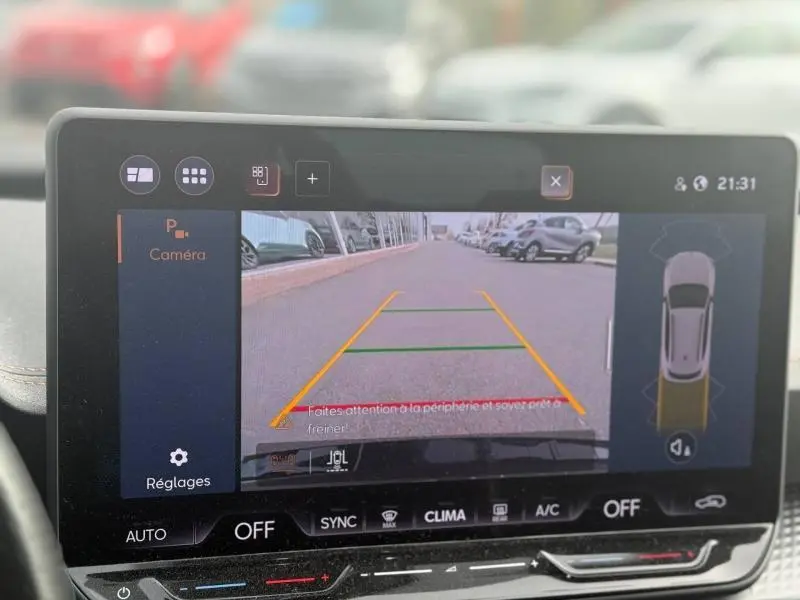 Écran tactile affichant la caméra de recul du CUPRA Formentor bleu, vue arrière avec lignes de guidage colorées.