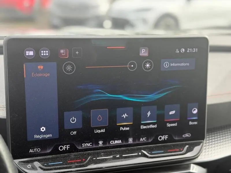 Écran tactile central de la CUPRA Formentor 2.0 TDI 150ch bleu, affichant les réglages d'éclairage intérieur.