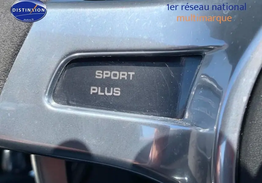 Gros plan sur le bouton Sport Plus en plastique brillant dans l'habitacle du Porsche Boxster rouge (981) 2015.