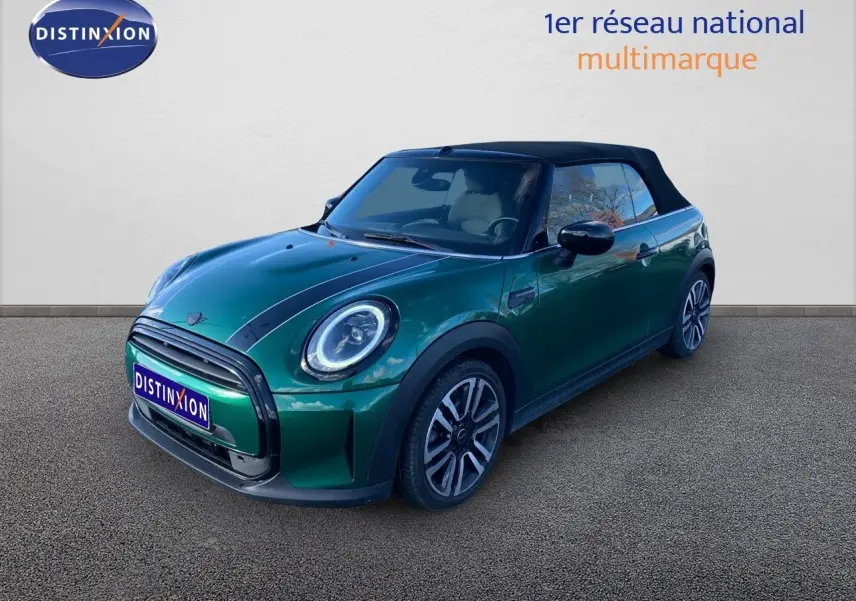 Mini Cabriolet F57 2023 vert British Racing, vue 3/4 avant droit avec capote noire fermée et bandes noires sur le capot.