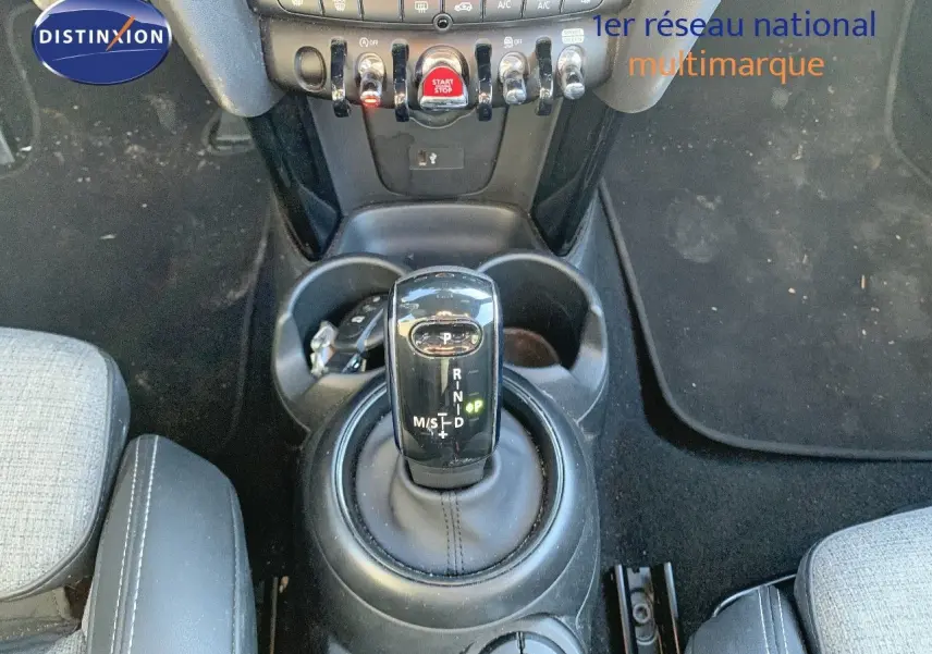 Le levier de vitesses automatique noir de la MINI Cabriolet F57, entouré de porte-gobelets et commandes centrales.