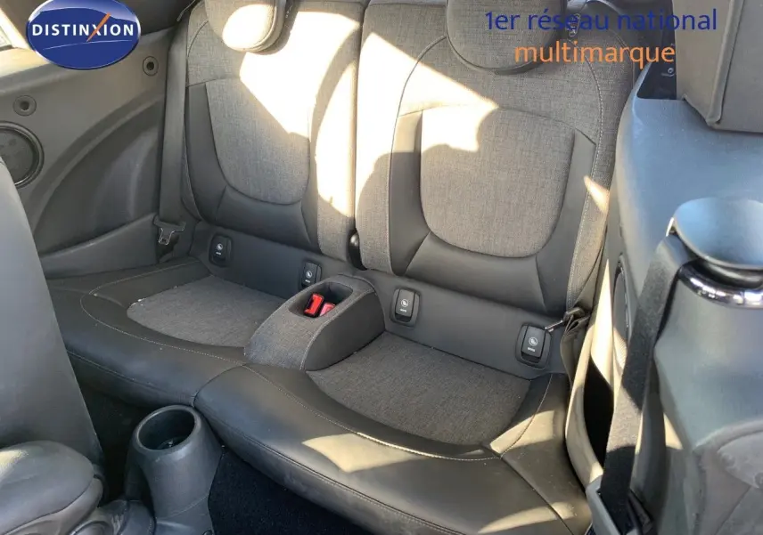 Vue rapprochée des sièges arrière en tissu gris et cuir noir de la MINI Cabriolet F57 2023.