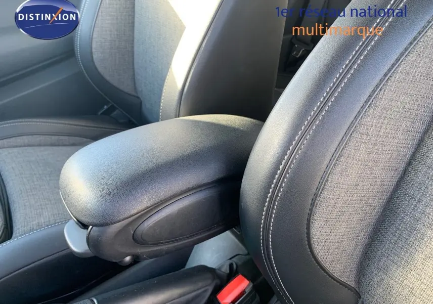 Accoudoir central en cuir noir et sièges tissu gris de la MINI Cabriolet F57 2023, vue rapprochée de l'intérieur.