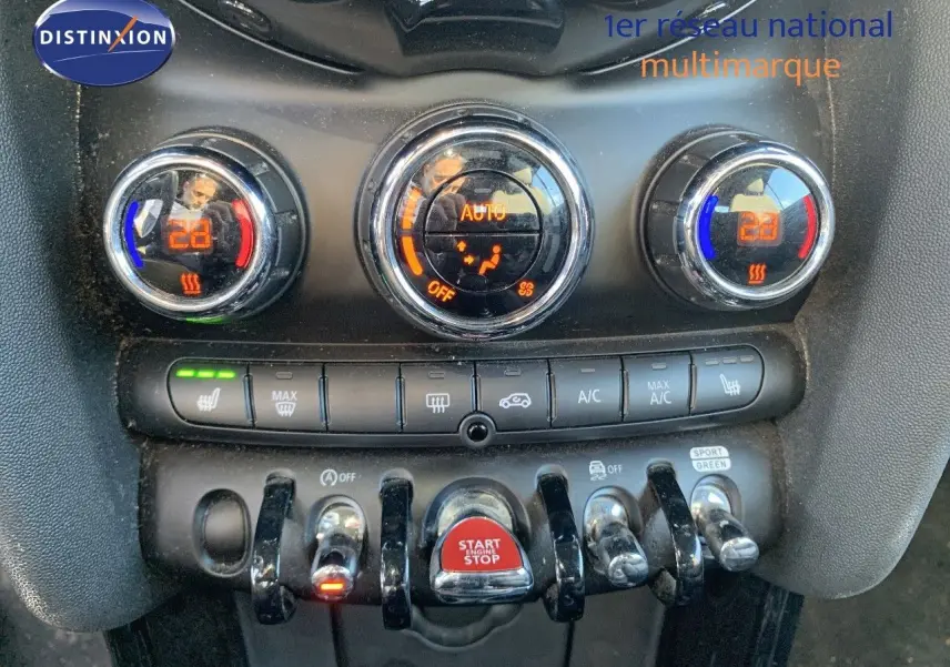 Gros plan sur la console centrale de la MINI Cabriolet F57 avec commandes de climatisation et bouton start/stop rouge.