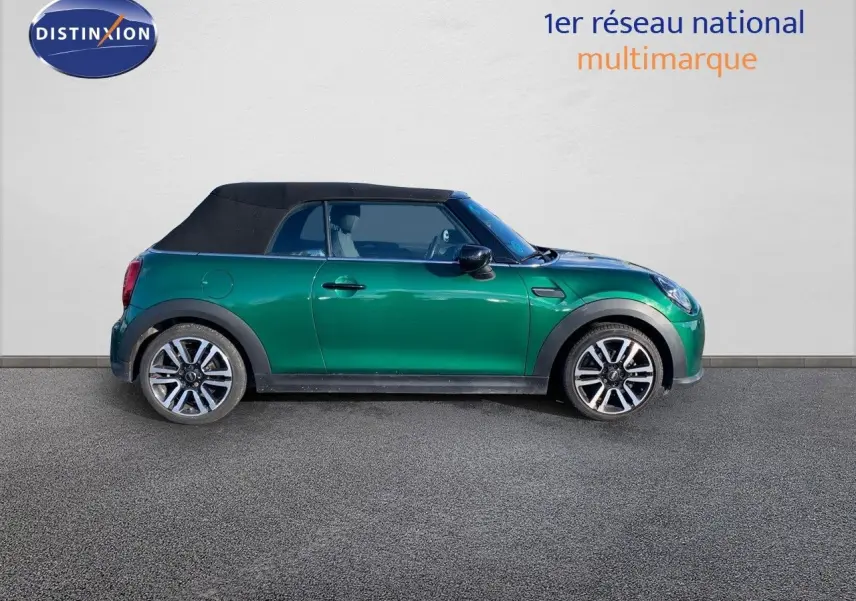 Profil droit d'une MINI Cabriolet F57 2023 British Racing Green avec toit noir fermé et jantes bi-ton.