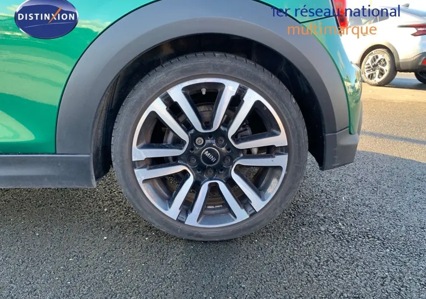 Gros plan sur la roue arrière droite d'une MINI Cabriolet F57 2023 en British Racing Green métallisé.