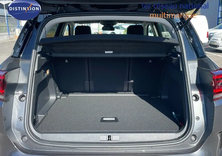 Coffre ouvert d'un Citroën C5 Aircross gris platinium métal avec toit noir, vue arrière intérieure dégagée.