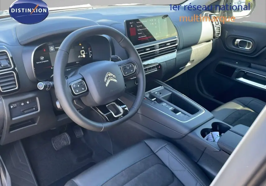 Intérieur du Citroën C5 Aircross 2025, vue côté conducteur, avec tableau de bord moderne et sièges cuir noir.