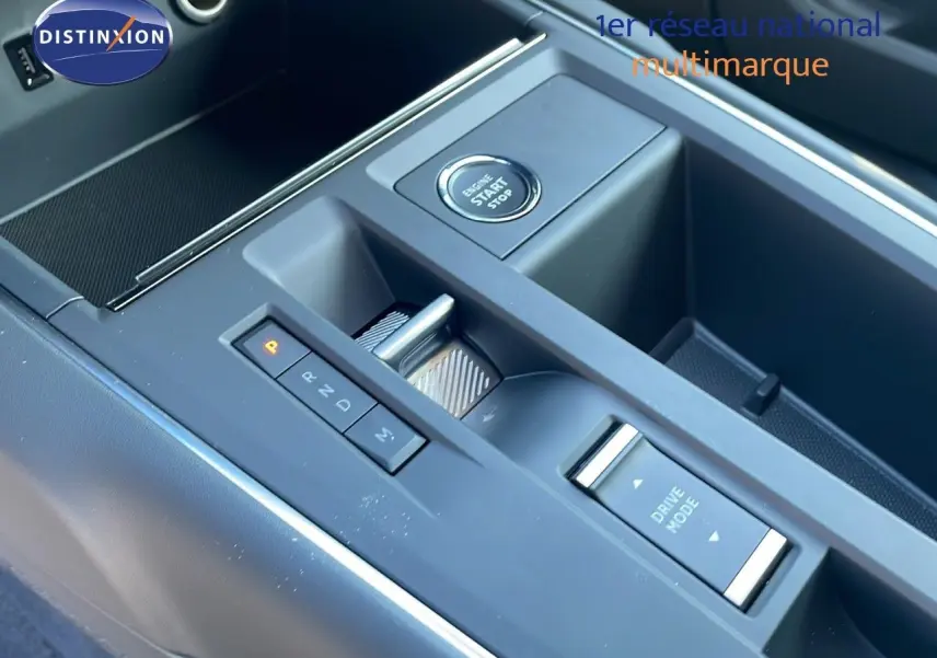 Gros plan sur la console centrale du Citroën C5 Aircross gris platinium, montrant le bouton start/stop et la commande de boîte auto.