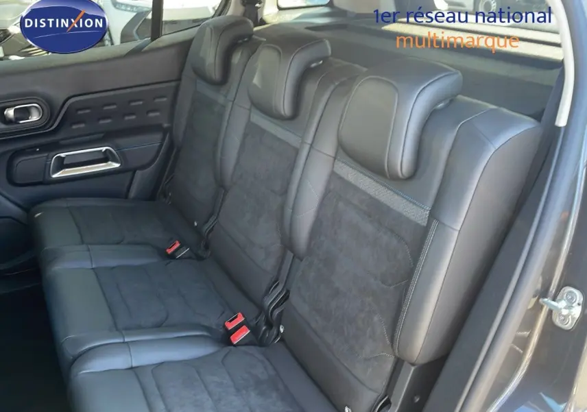 Banquette arrière en cuir noir et alcantara du Citroën C5 Aircross 2025, vue côté droit avec appuie-têtes ajustables.