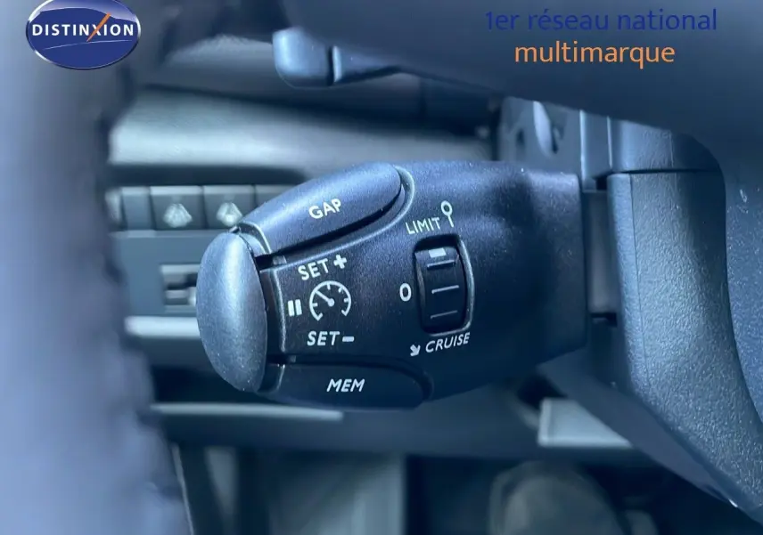 Gros plan sur la commande de régulateur de vitesse du Citroën C5 Aircross 2025, intérieur avec détails des boutons noirs.