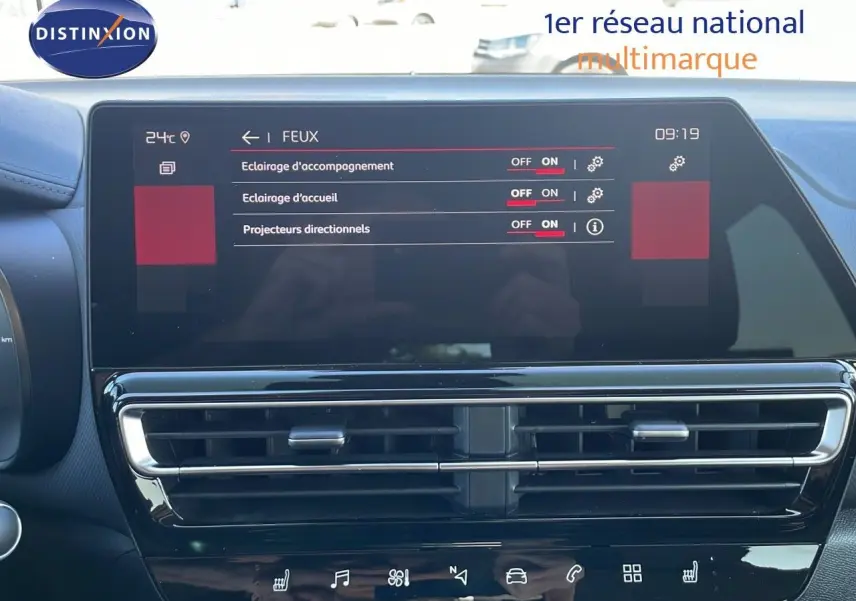 Écran tactile central du tableau de bord du Citroën C5 Aircross 2025 affichant les réglages des feux, intérieur noir.