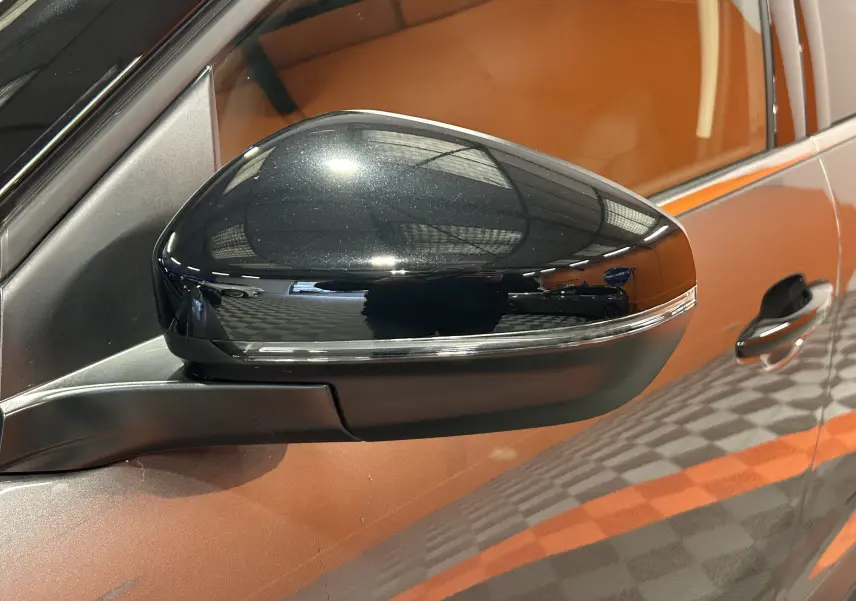 Rétroviseur côté gauche noir brillant sur Citroën C5 Aircross gris platinium métal avec toit noir, vue rapprochée.