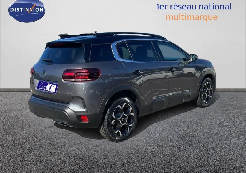 Citroën C5 Aircross gris platinium métal avec toit noir, vue 3/4 arrière côté droit, jantes bi-ton distinctives.