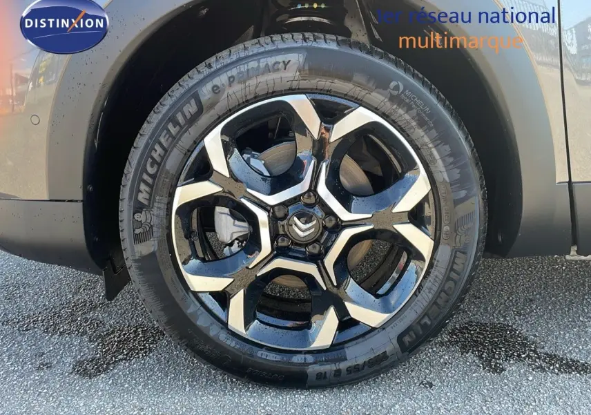 Gros plan sur la roue avant droite du Citroën C5 Aircross gris platinium avec jante alliage bicolore et pneu Michelin.