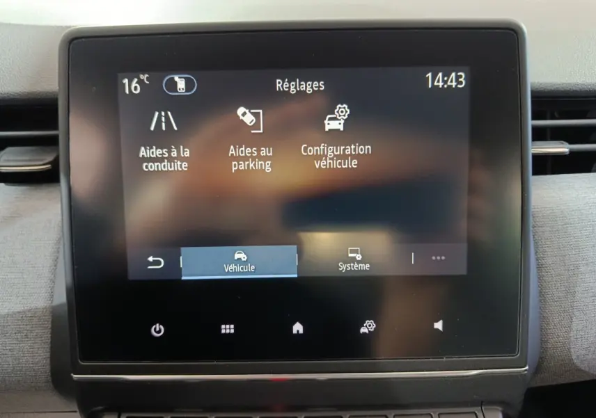 Écran tactile central affichant les réglages d’aide à la conduite dans une Renault Clio Evolution gris clair.