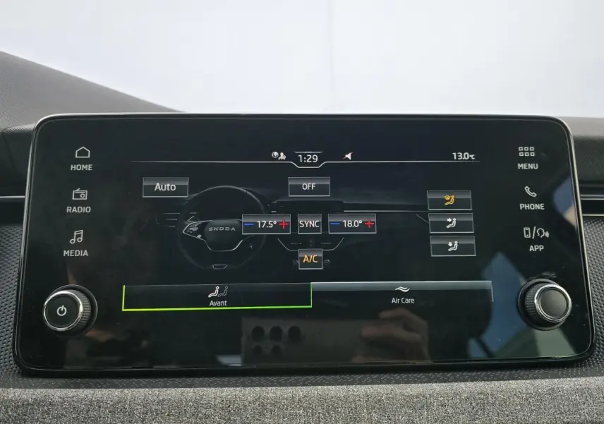 Écran tactile central du Skoda Kamiq 2025 affichant les réglages de climatisation automatique et de ventilation.