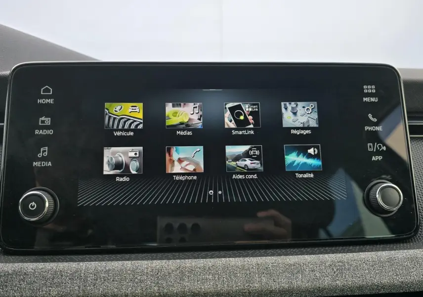 Écran tactile central du Skoda Kamiq 2025 affichant le menu principal des fonctions multimédia et véhicule.