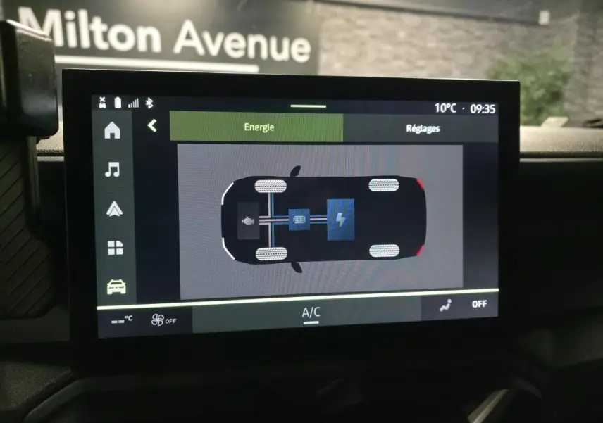 Écran tactile intérieur du Dacia Duster 2025 affichant le schéma énergétique du véhicule hybride noir.