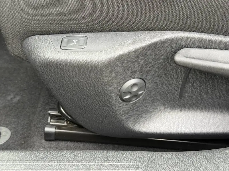 Détail du réglage manuel du siège avant gris du Peugeot 308 1.2 PureTech 130ch Allure 2024.