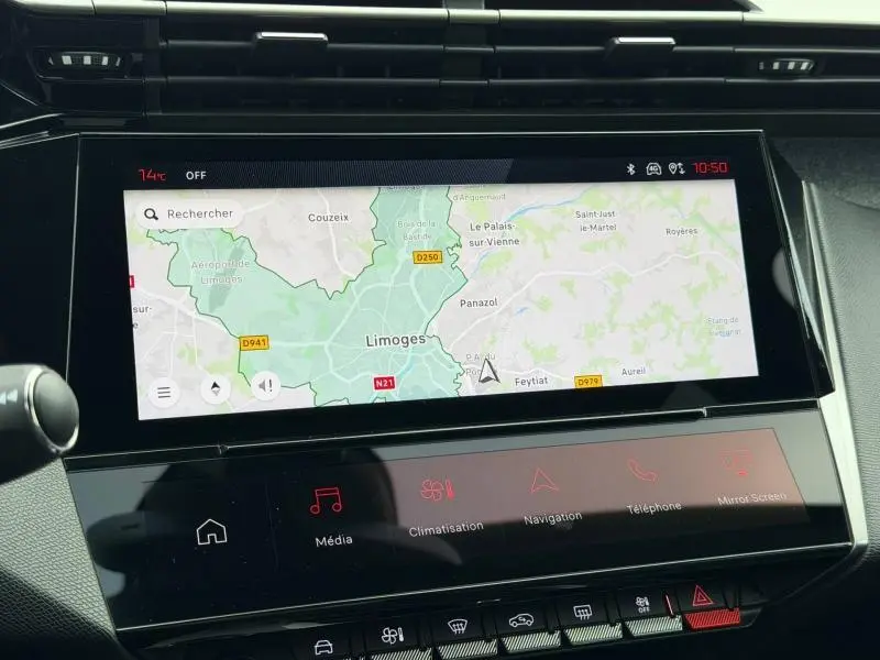 Vue rapprochée de l'écran tactile central gris du Peugeot 308 2024 affichant la navigation sur Limoges.