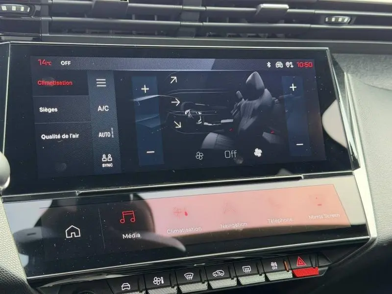 Écran tactile central de la Peugeot 308 2024 affichant les réglages de climatisation avec interface moderne et commandes tactiles.