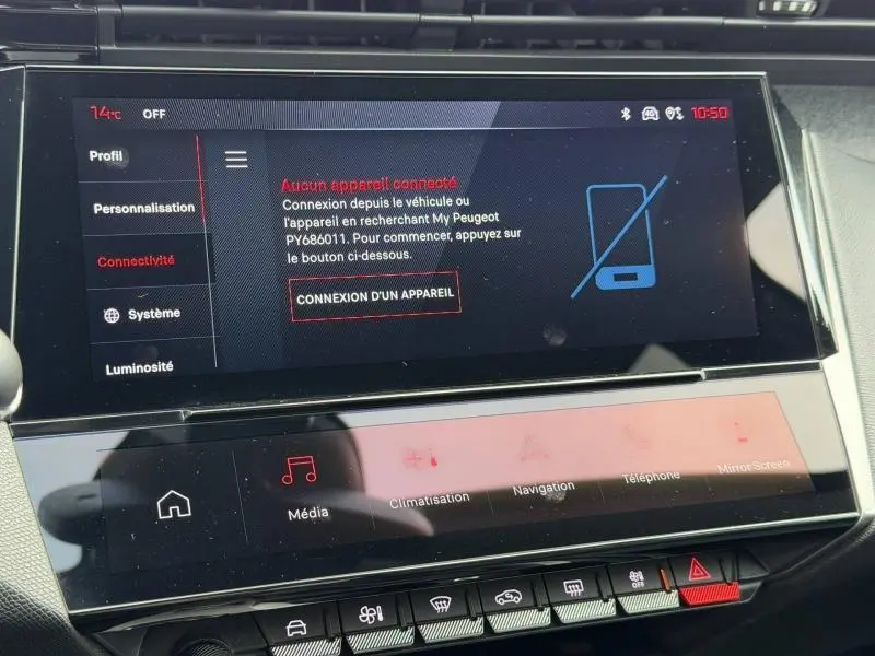 Écran tactile central de la Peugeot 308 gris 2024, affichant le menu connectivité avec interface moderne et commandes tactiles.