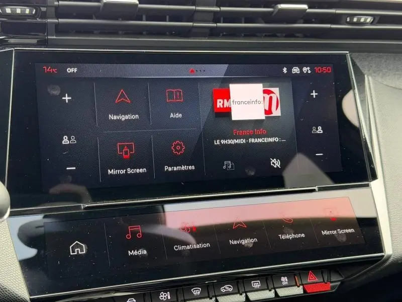 Écran tactile central de la Peugeot 308 gris 2024, vue rapprochée du système multimédia avec interface navigation et médias.