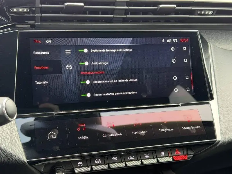 Écran tactile central du tableau de bord de la Peugeot 308 2024, affichant les réglages d'aide à la conduite.