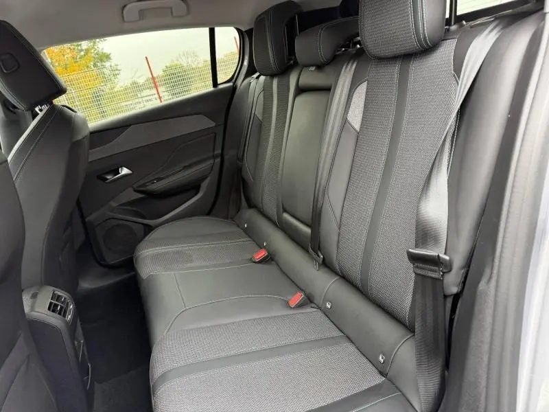 Vue intérieure côté droit des sièges arrière en tissu noir de la Peugeot 308 1.2 PureTech 130ch Allure 2024.