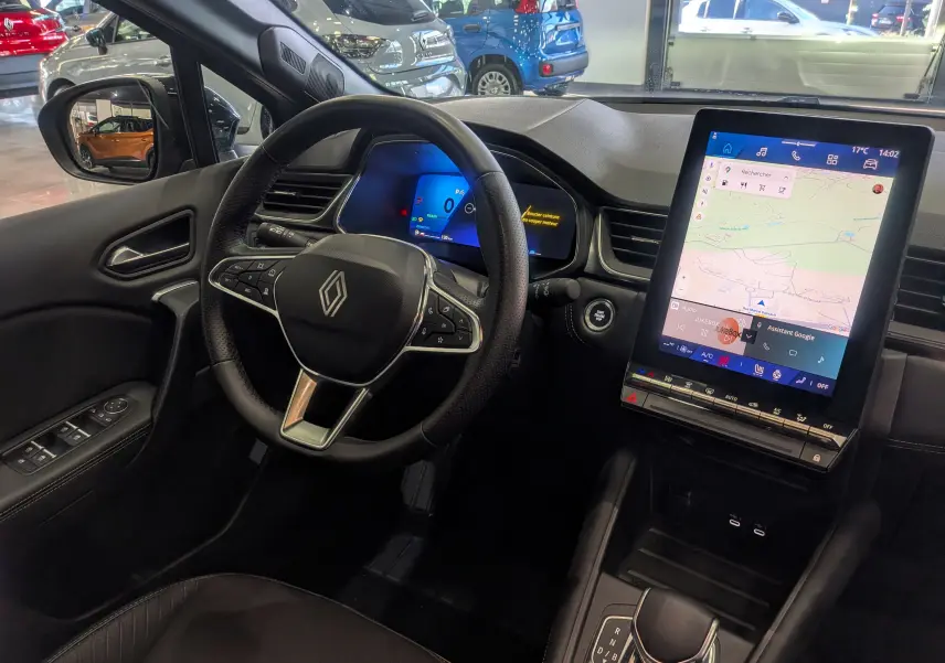 Vue intérieure côté conducteur du Renault SYMBIOZ gris Cassiopé, avec tableau de bord digital et écran tactile central vertical.