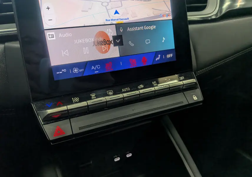 Détail de la console centrale avec écran tactile et commandes climatisation du Renault Symbioz gris Cassiopé, vue intérieure rapprochée.