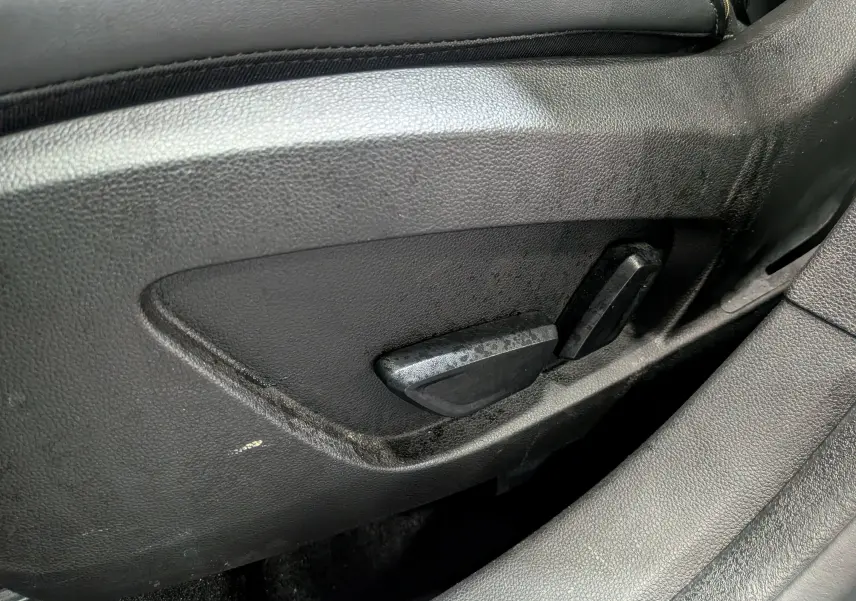 Détail des commandes de réglage électrique du siège conducteur en cuir noir du Renault Symbioz E-TECH hybride 2025.