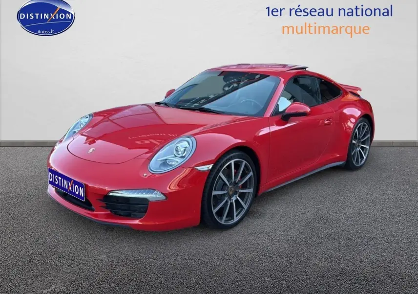 Porsche 911 (991) Carrera 4 rouge vue 3/4 avant avec jantes alu et becquet arrière visible.