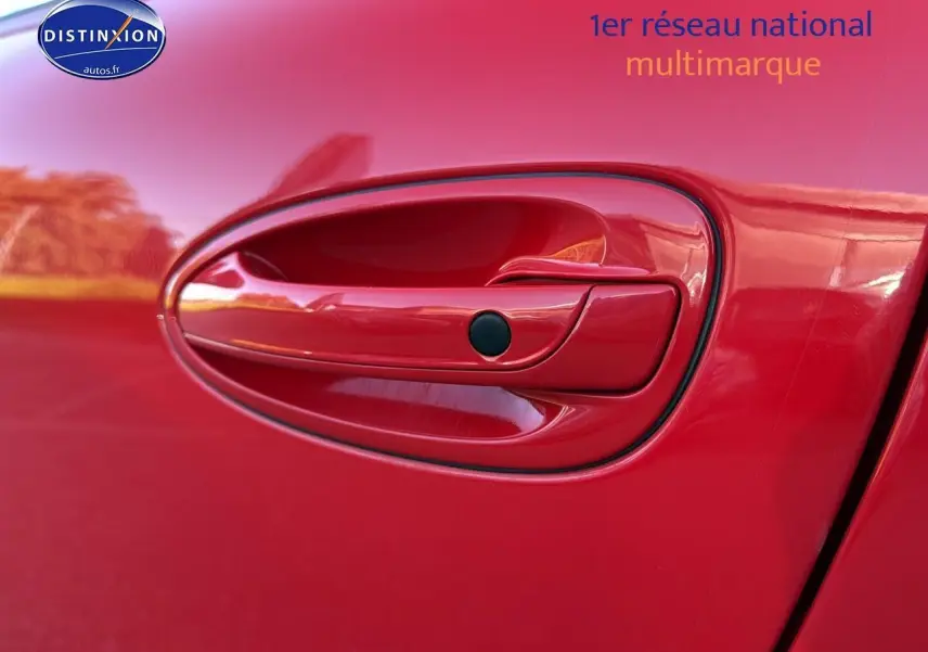 Poignée de porte rouge de Porsche 911 (991) Carrera 4 PDK vue en gros plan côté droit.