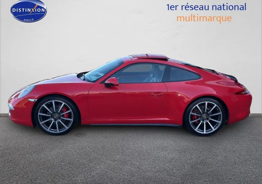 Vue latérale droite d'une Porsche 911 (991) Carrera 4 PDK rouge avec jantes alu et toit ouvrant électrique.
