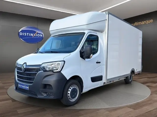 Vue 3/4 avant d’un utilitaire Renault Master blanc avec grande caisse, calandre noire et jantes acier.
